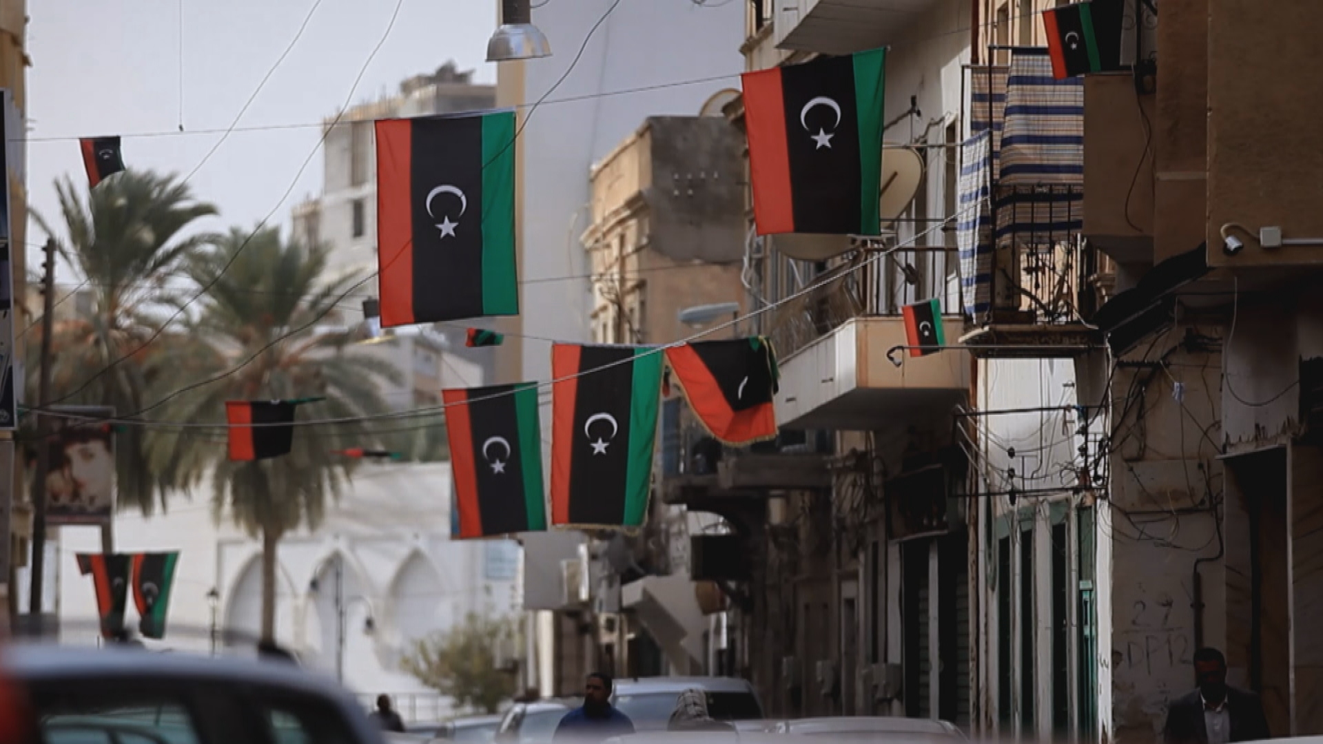 0004_LIBYAN_FLAGS_HANGING