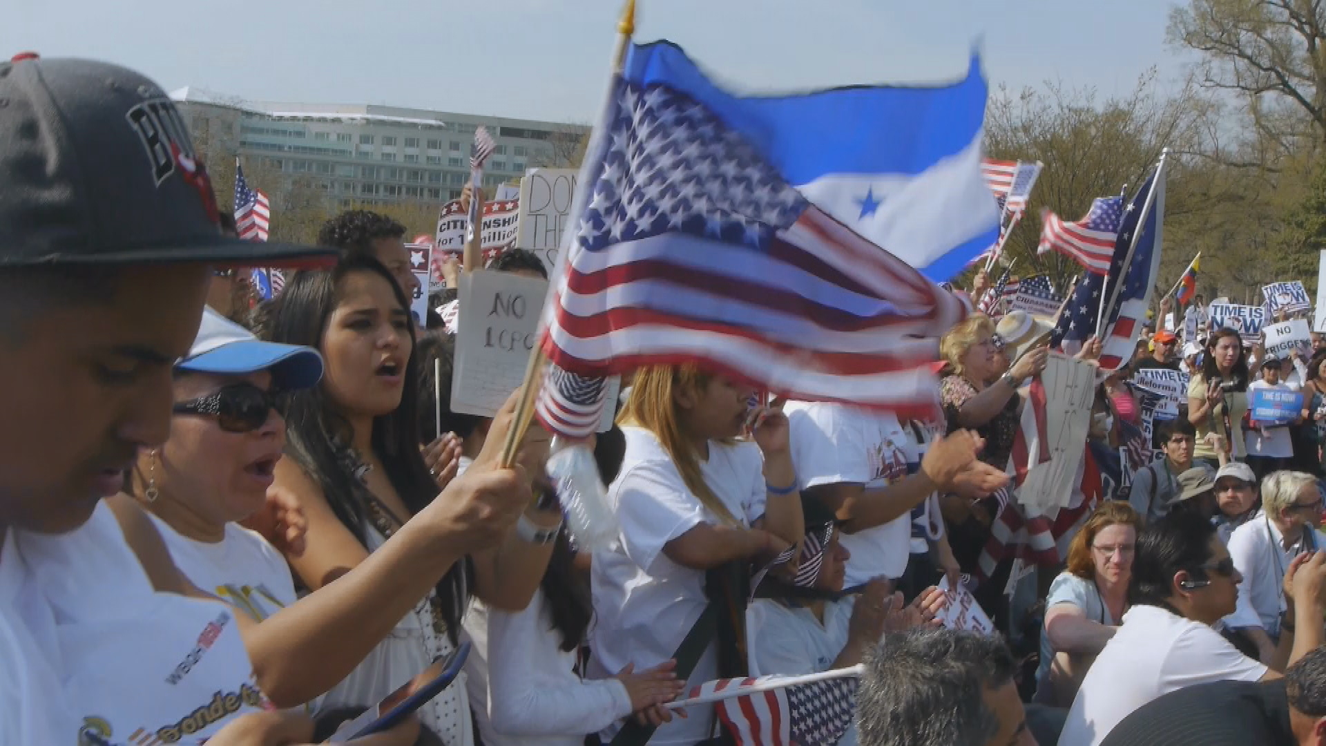 0004_CROWD_FLAG_04
