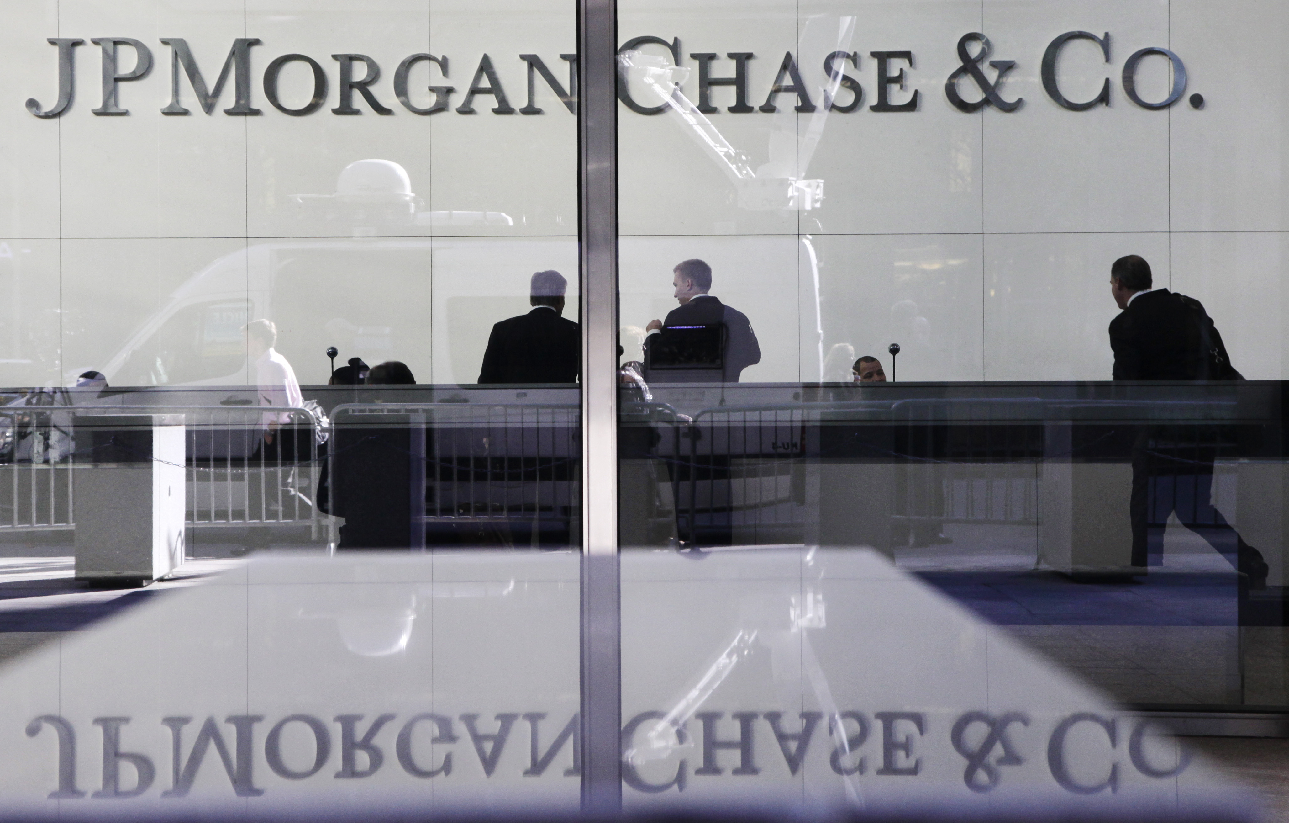 EARNS JP MORGAN