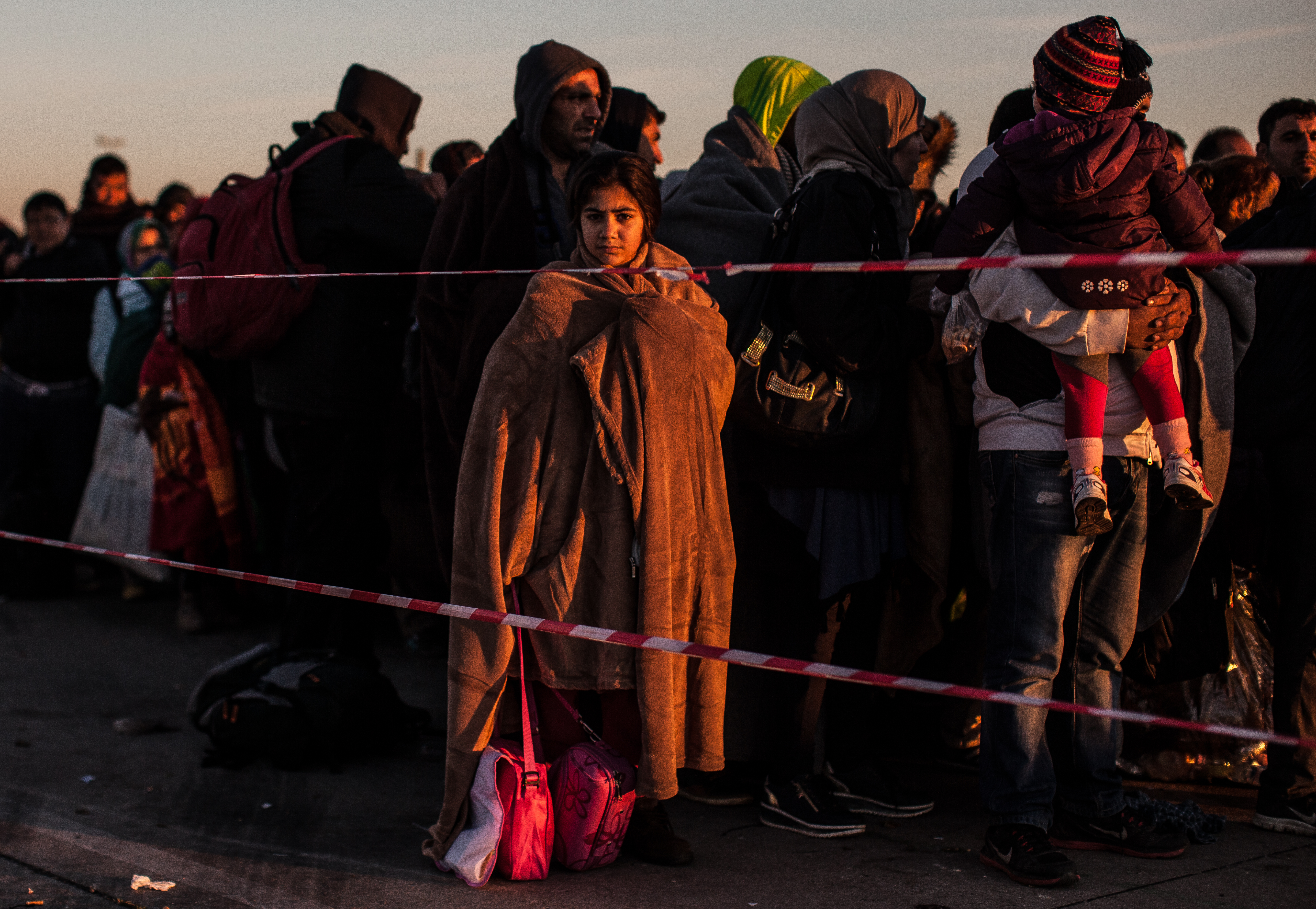austria-hungary-border-refugees-waiting-to-board-buses
