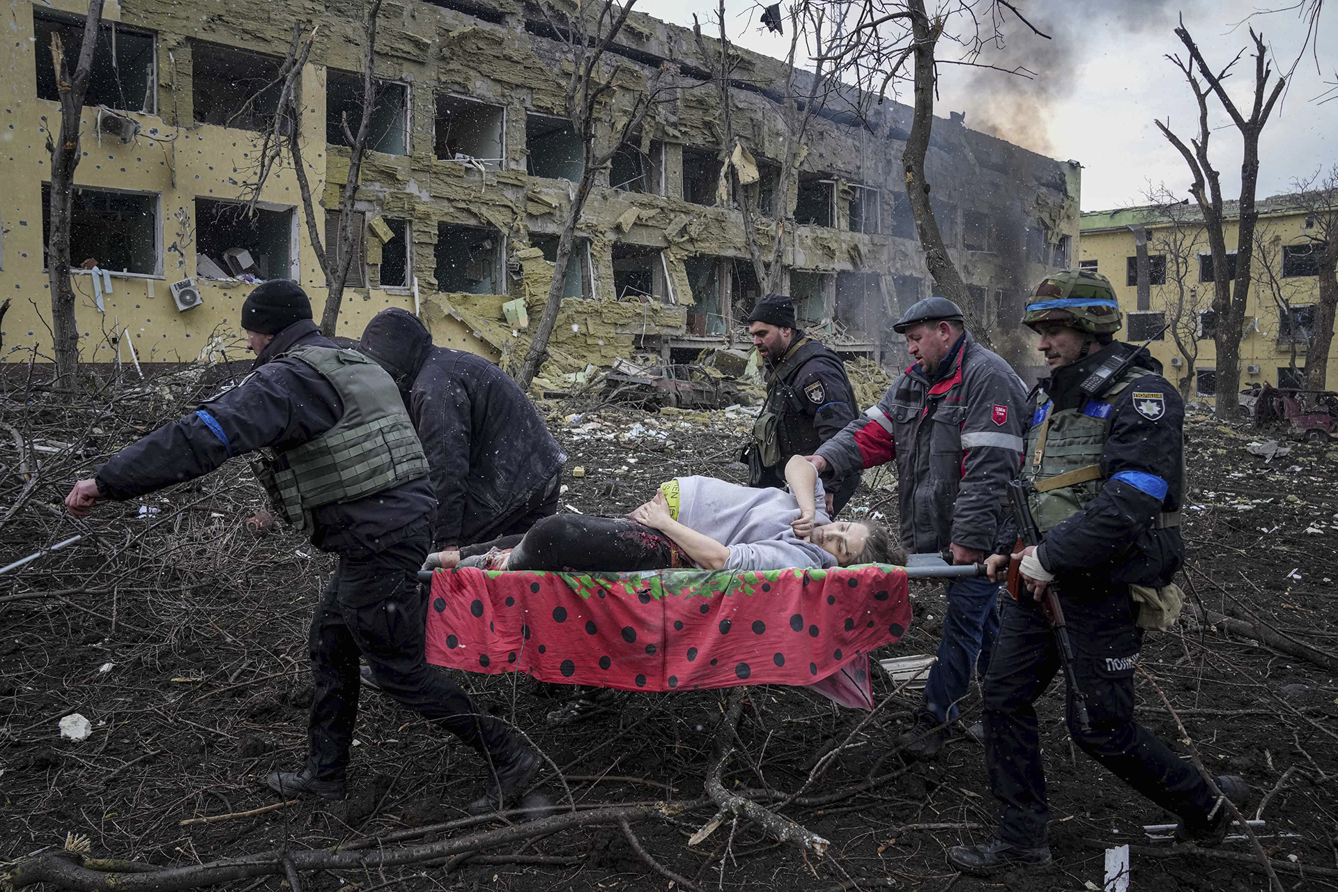 Russia War Crimes Ukraine pregnant woman emergency workers Mariupol