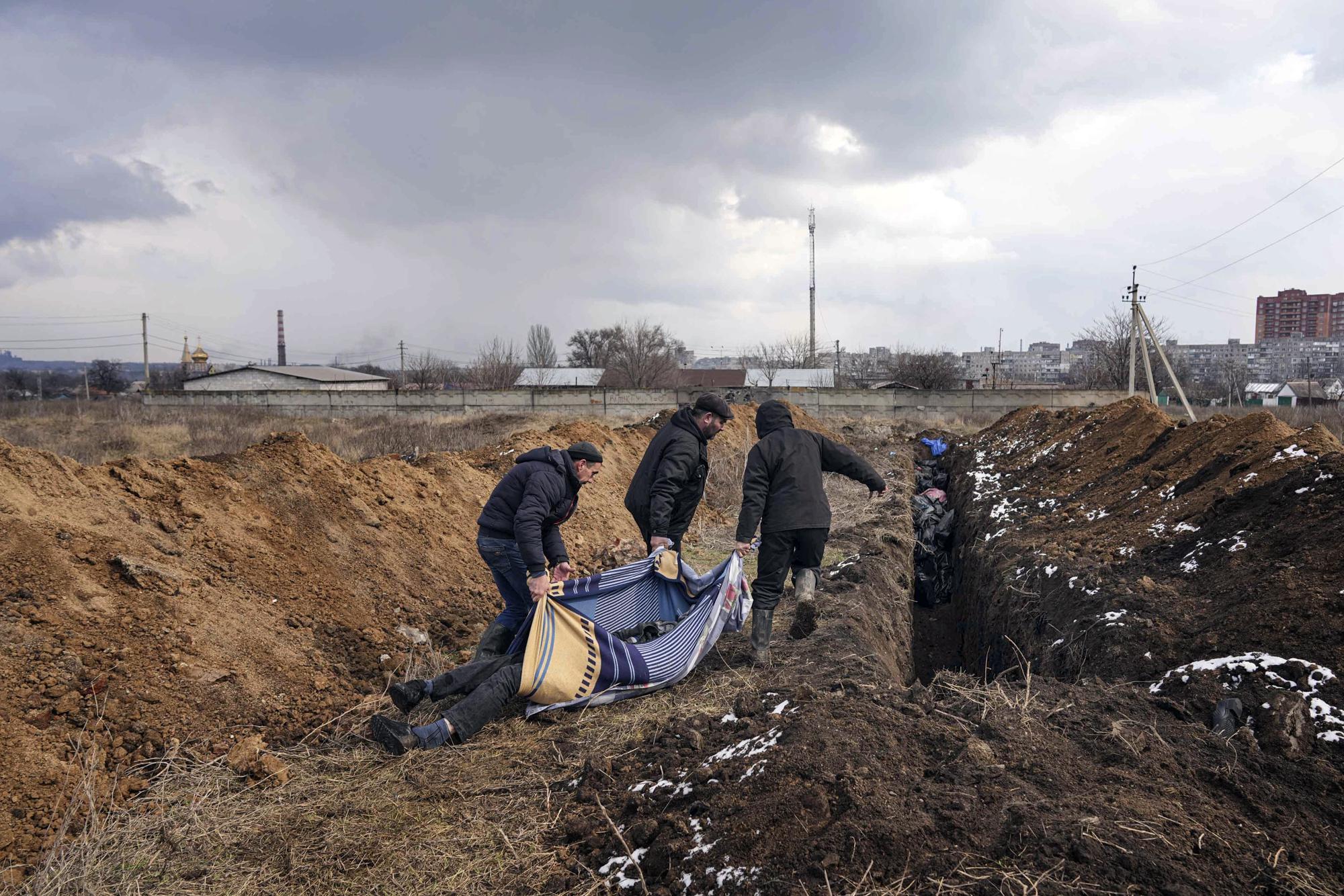 mariupol mass grave march 2022